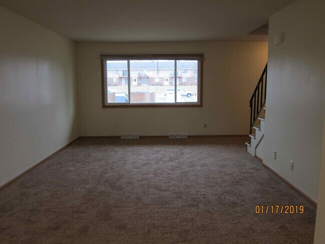 Foto del edificio - Completely Remodeled 3 Bedroom 3 bath townhome coming for JUNE move in.