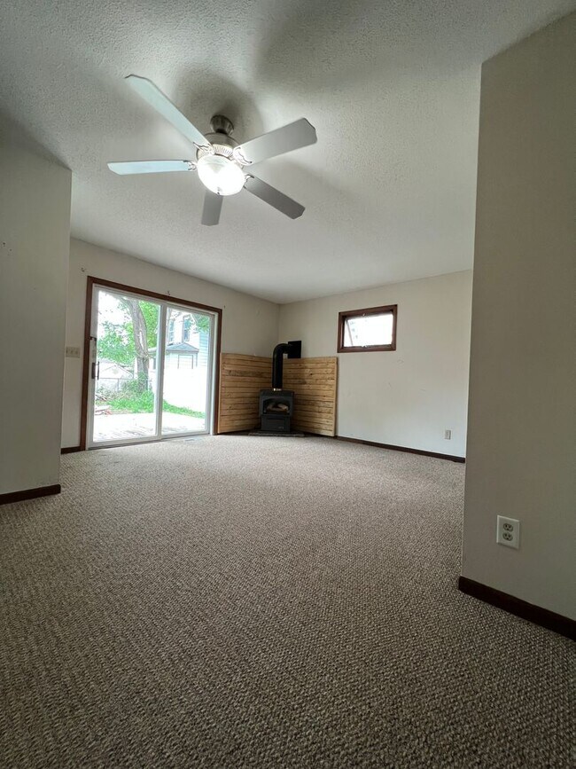 Foto del edificio - Three Bedroom,  2 Bathroom Apartment near ...