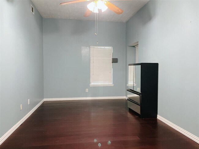 Foto del edificio - 8631 Vinkins Rd