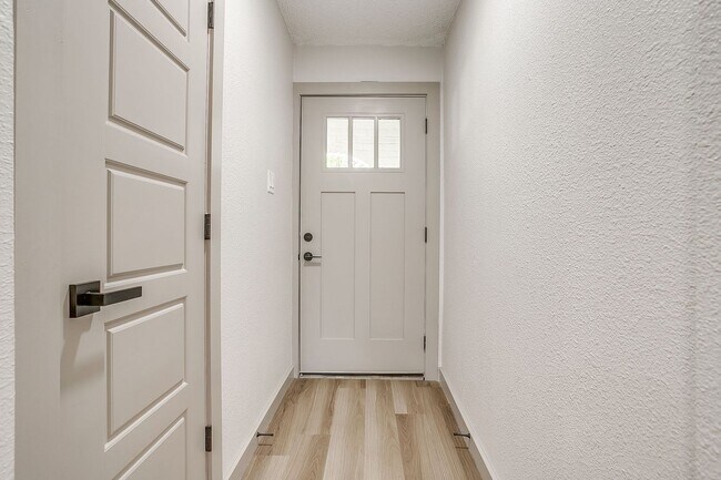 Foto del edificio - Amazing Modern- 3 Bedroom, 2 Bath Ready for New Tenants- Burleson ISD- 76028