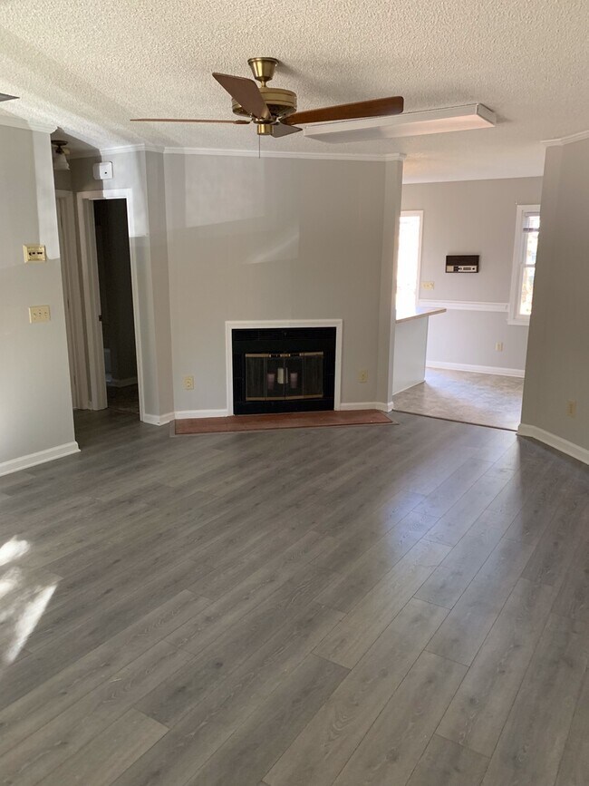 Building Photo - One Bedroom Home!