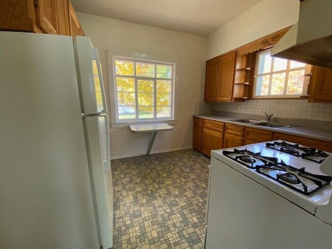 Building Photo - Big & Charming on a Corner Lot—6BR, Decora...