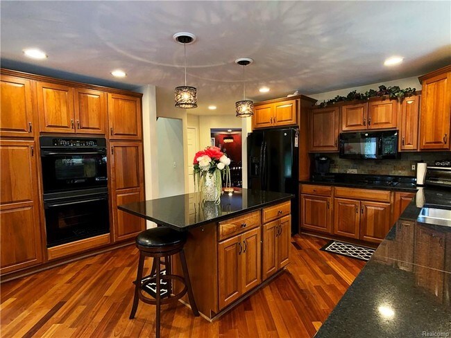Building Photo - 55043 Apple Ln