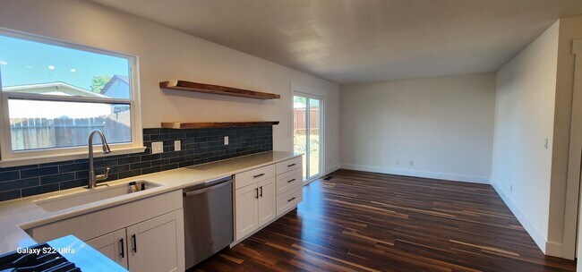 Building Photo - Nicely updated 5bd/3bth home in North Valleys