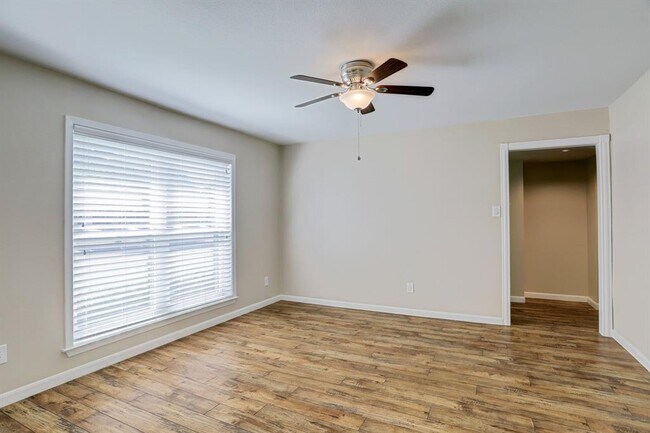 Building Photo - 4922 Poinciana Dr