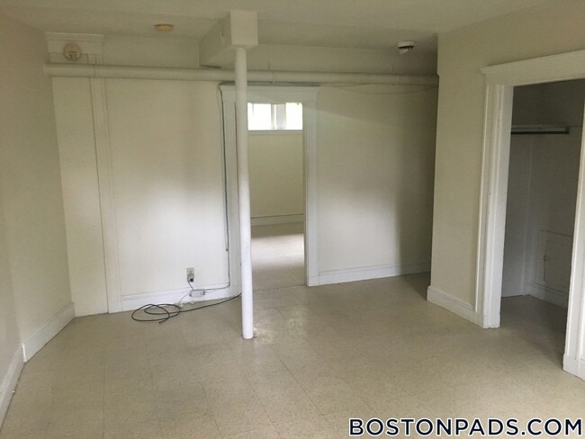 Building Photo - 88 Maple St