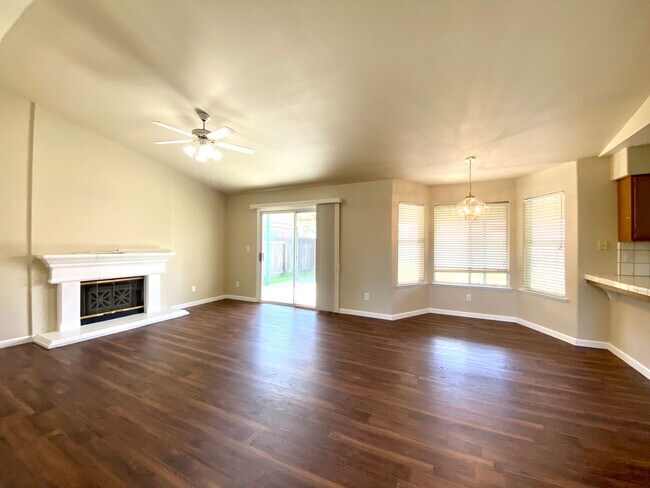 Foto del edificio - $2,295 Valentine & Clinton, Beautiful 3 Be...