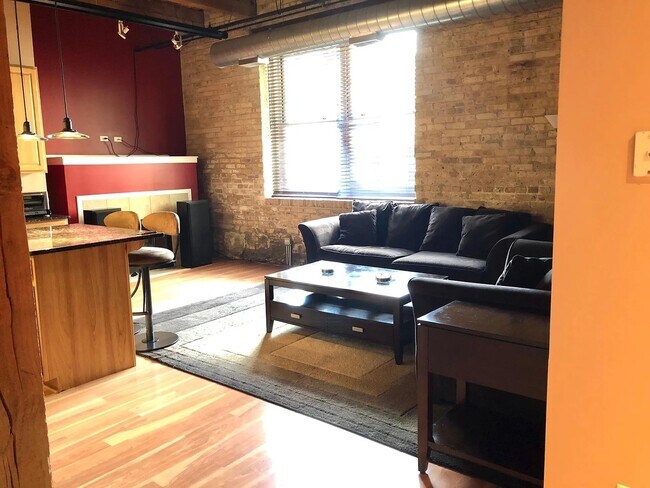 Foto del edificio - 1740 N Maplewood Ave