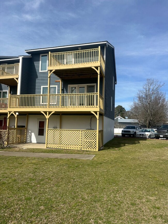 Building Photo - Townhome with Water View