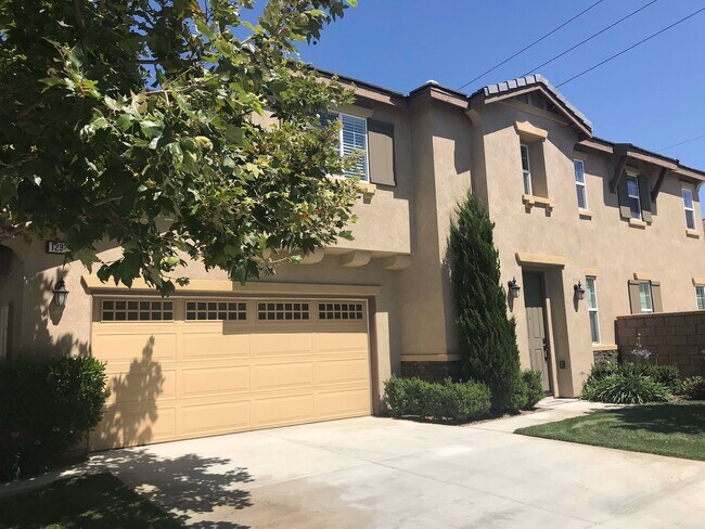 Foto del edificio - Beautiful Eastvale Newer Home