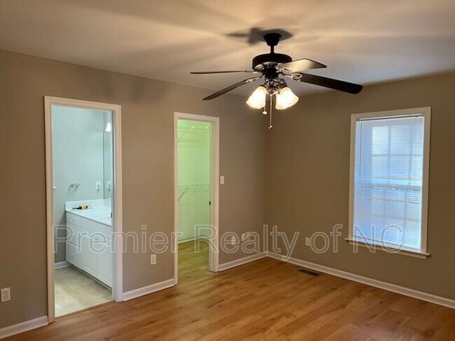 Foto del edificio - 305 Country Ln