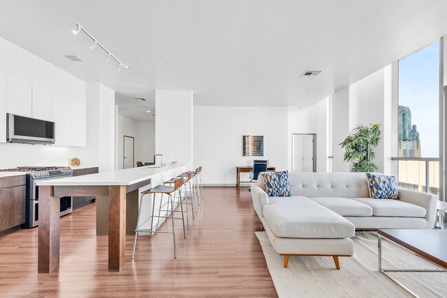 Building Photo - 3033 Wilshire