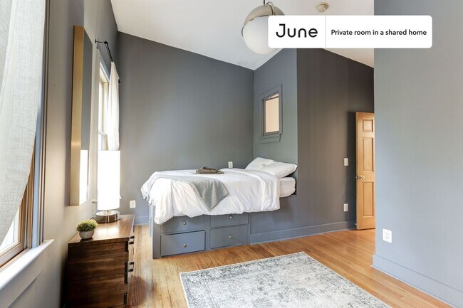 Foto del edificio - Private bedroom in 4 bed/2.5 bath Home