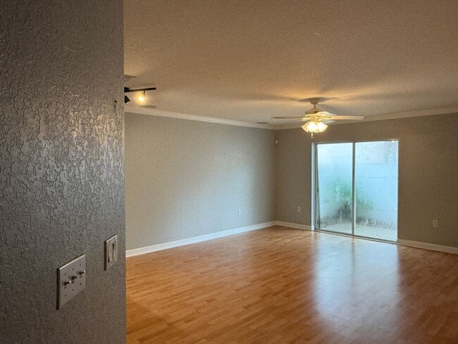 Building Photo - 3 Bedroom 2.5 Bath in Ashford Park