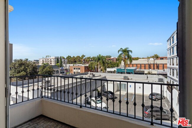 Foto del edificio - 435 Arnaz Dr