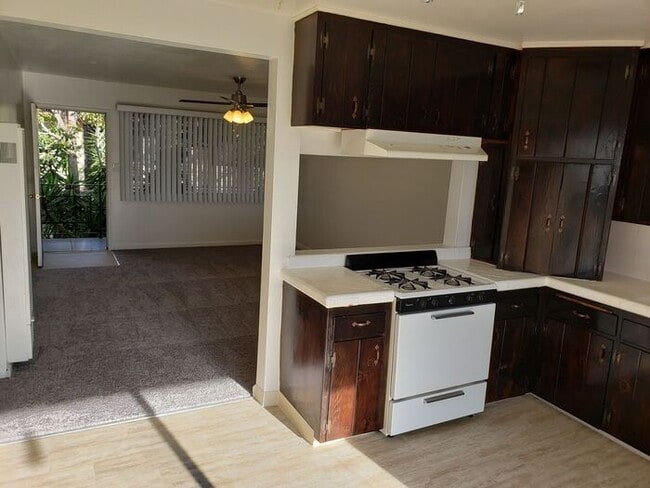 Building Photo - $1000 REBATE!SPACIOUS 2BR/1BA Unit with pr...