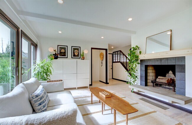 Foto del edificio - 384 Bradley Rd