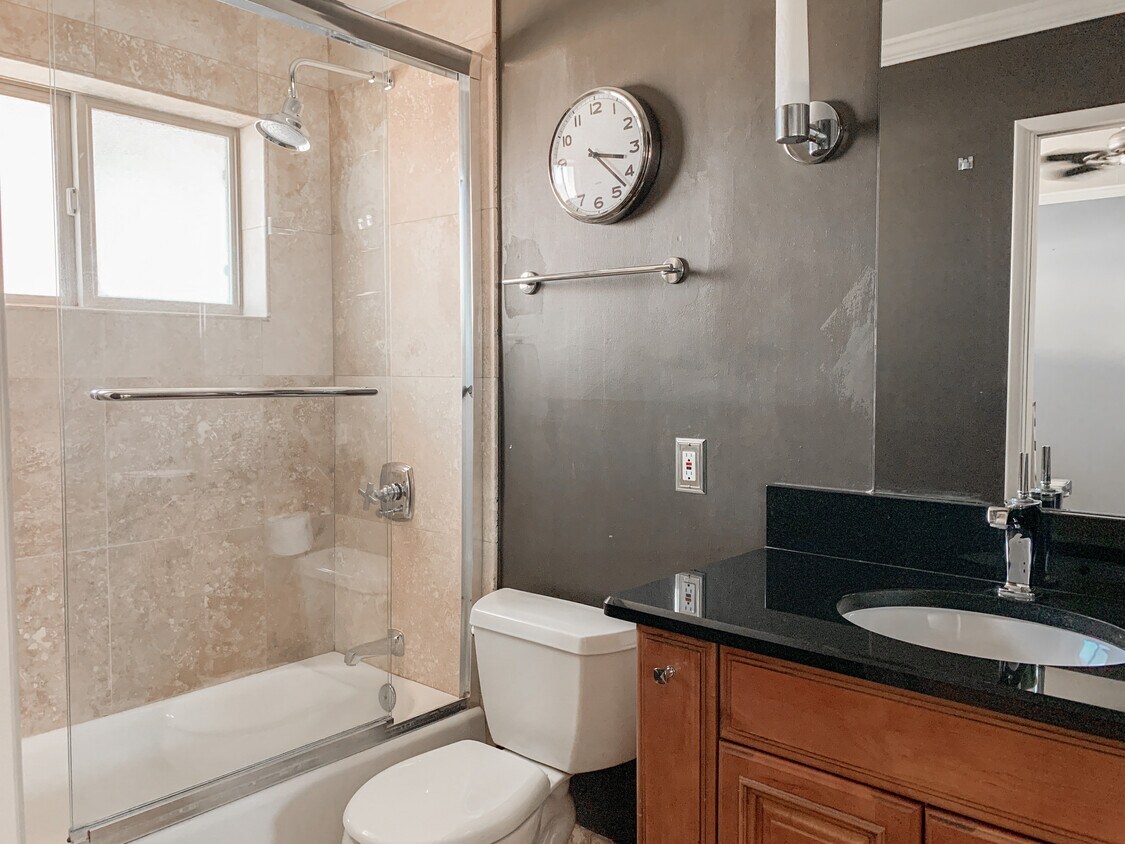 master bath - 708 E Solana Dr