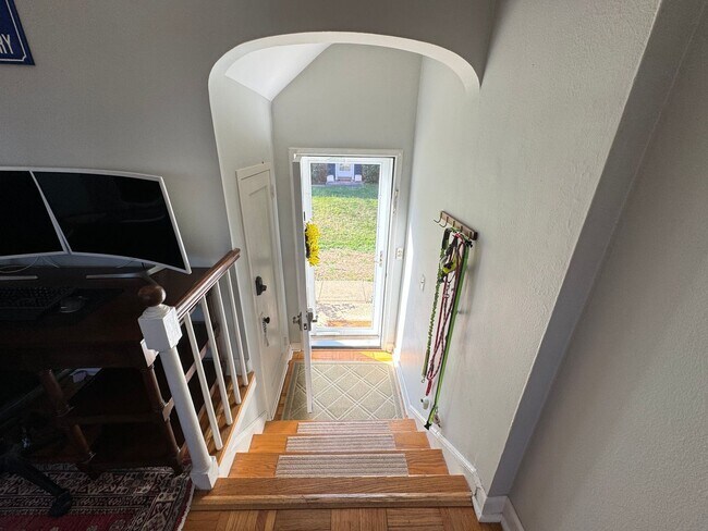 Building Photo - Charming 1 Bed 1 Bath End Unit Condo In Am...