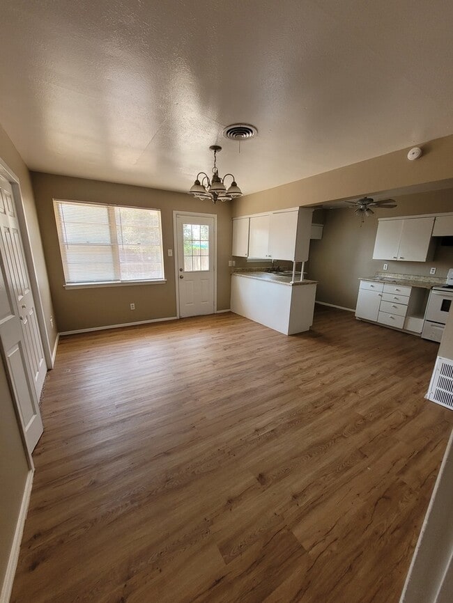 Building Photo - 4 bed 1.5 bath move in ready