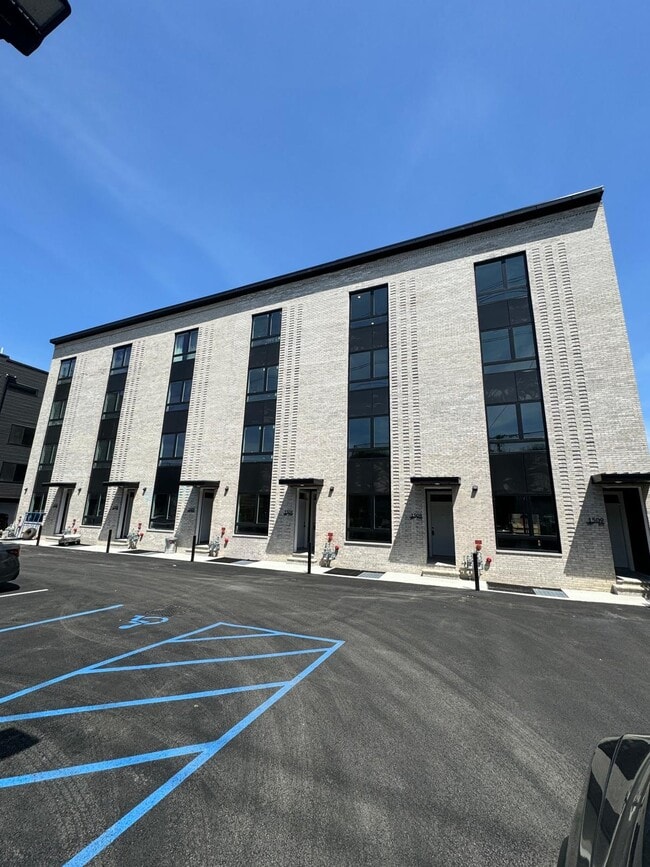 Building Photo - 1501 S 25th St
