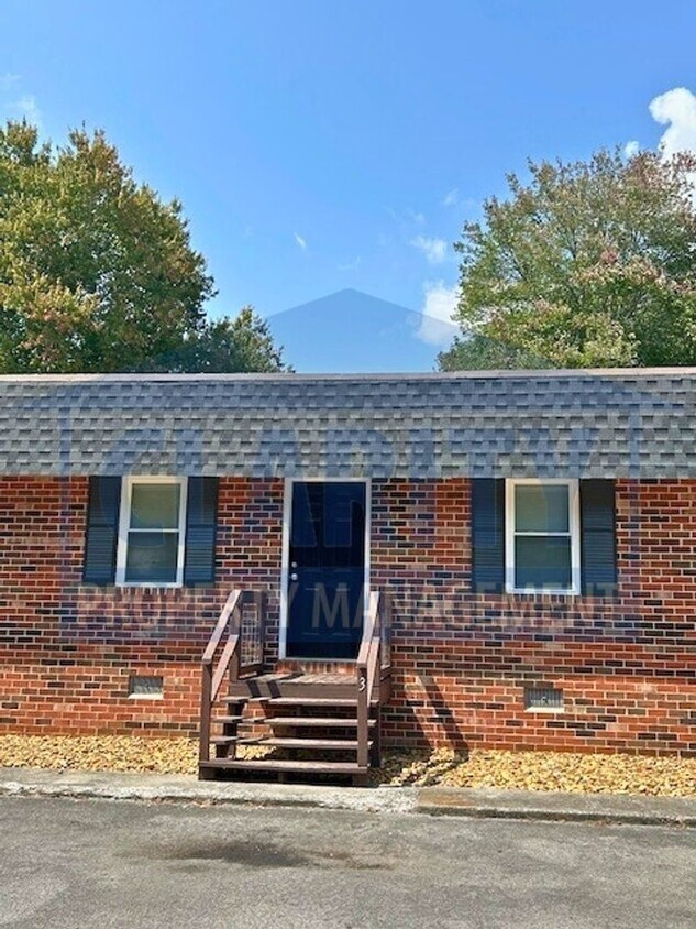 Primary Photo - 615 Beech Cir NW