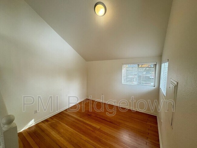 Foto del edificio - 4805 SE Malden Dr