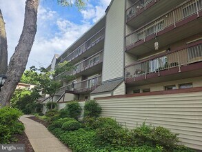 Building Photo - 7420 Lakeview Dr
