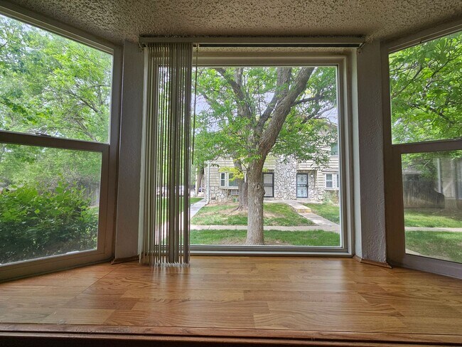 Building Photo - Serene 2 Bedroom 1 1/2 Bath Aurora Townhom...