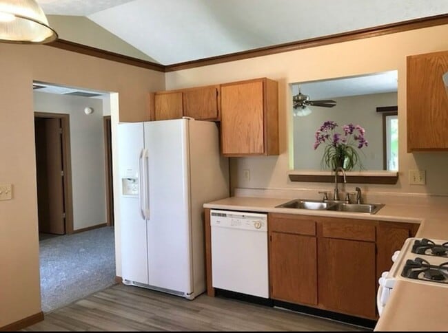 Building Photo - Private Room for Rent - Ideal for Student ...