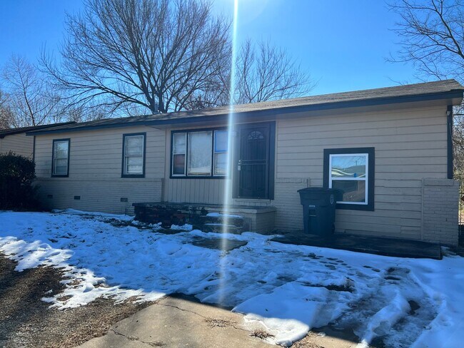Building Photo - Remodeled 4 Bed 1 Bath!