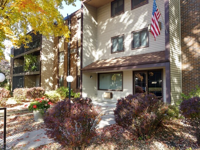 Building Photo - Very Neat and Clean 2 bedroom Condo