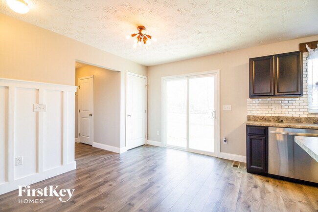 Building Photo - 6156 Woodville Dr