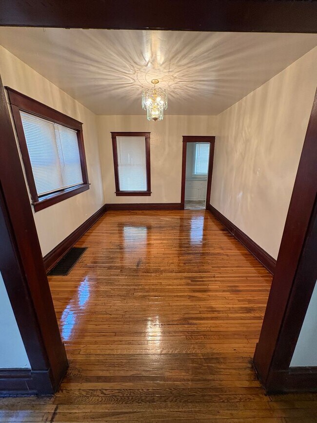 Foto del edificio - Large 3 bedroom house available