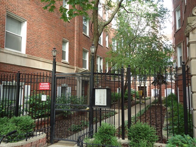 Building Photo - Kenmore Courts