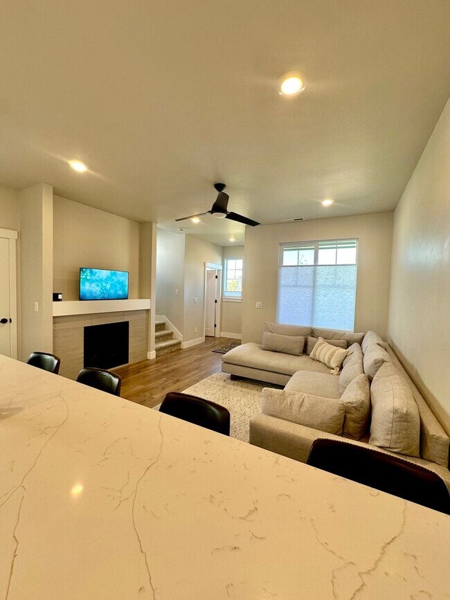 Foto del edificio - Beautiful 3 bdrm end unit townhome with side yard available in Petrosa.