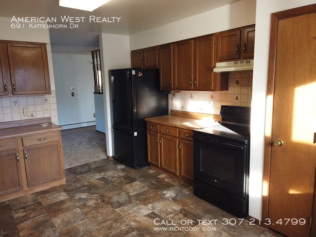 Building Photo - Single-level 2bed/2bath
