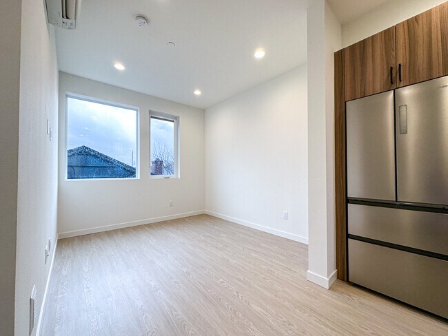 Building Photo - 215 17th Ave S