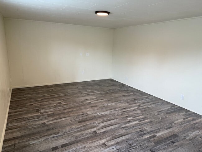 Foto del edificio - Large downstairs 1 bedroom apartment!