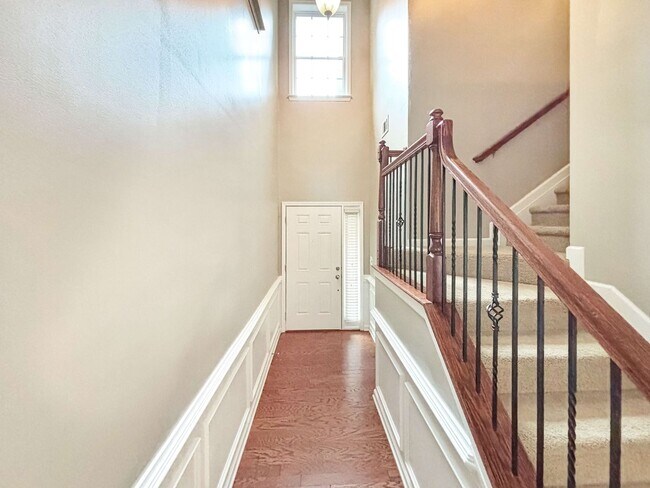 Building Photo - End Unit Townhome - 3BR, 2.5BA with Garage