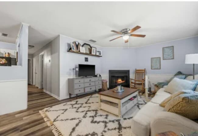 Living - 1716 Clearwood Dr