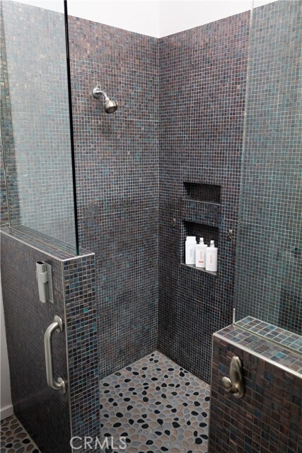 Foto del edificio - 651 Crestmoore Pl