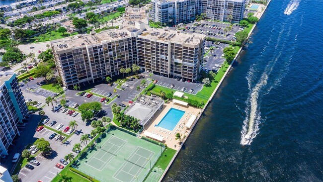 Building Photo - 600 Parkview Dr