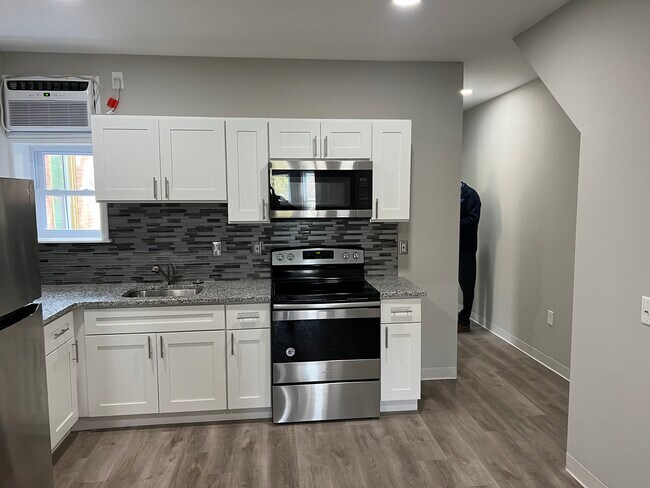 Foto del edificio - 7038 Woodland Ave