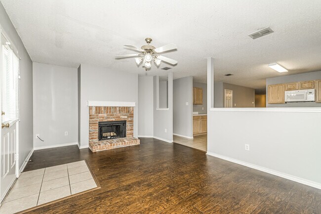 Foto del edificio - 16125 Windsong Ct