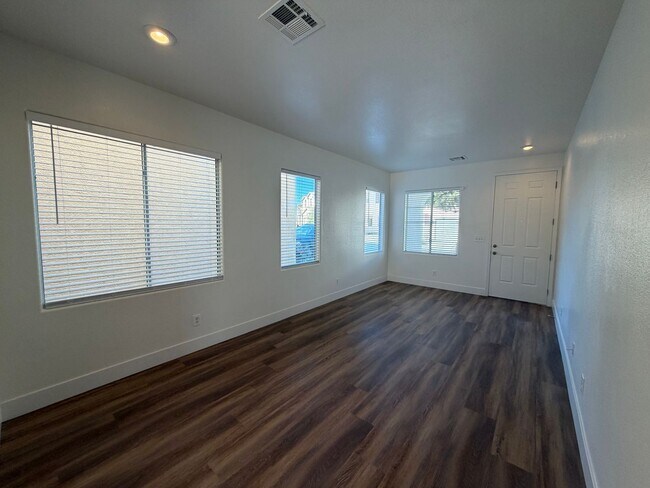 Foto del edificio - 4-bedroom, 2.5-bathroom home Henderson 89052