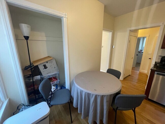 Building Photo - 9/1 Nicely updated 2BR w/heat included, ex...