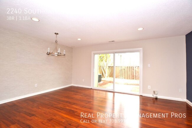 Building Photo - Charming 3 Bedroom Townhouse For Rent In T...