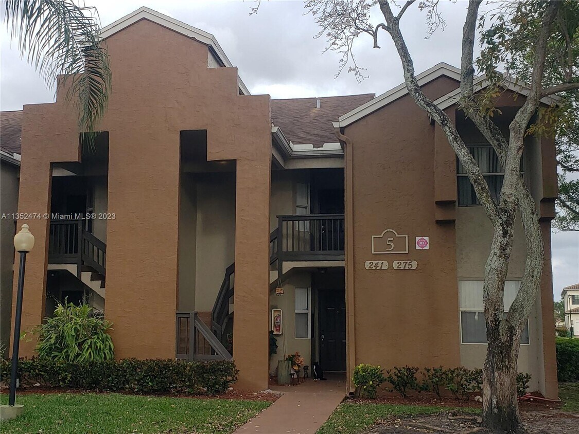 275 SW 113th Way Unit 275, Pembroke Pines, FL 33025 Condo for Rent in