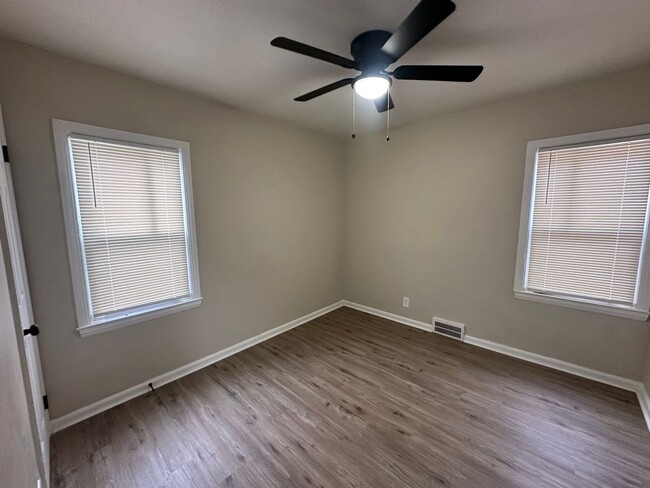 Foto del edificio - Renovated 3-Bedroom Home – We Welcome Sect...